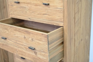 Commode en teck ancien avec 5 tiroirs faits à la main et pieds effilés, commode en bois récupéré à texture vieillie pour chambre à coucher - Product Image 6