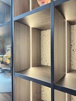 Système mural modulaire minimaliste de bibliothèque avec éclairage LED intégré, meuble de salon moderne et luxueux