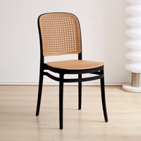 Chaise nordique moderne empilable en plastique rotin avec dossier pour la maison et l'entrepôt