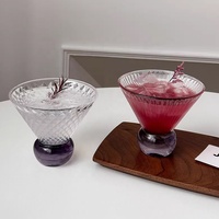 Bar-Coupes mit Lila Rundem Sockel, Dreieckig Gerippte Martini- und Margarita-Cocktailgläser für Zuhause und Büro, Kaffee-, Tee-, Saft-, Wasser- und Getränkebecher