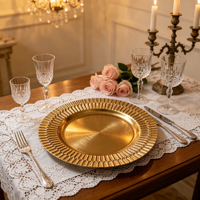 Assiette de présentation en PP plaqué or sur mesure, à bord plissé géométrique et gaufré, pour la décoration de table de banquet et de fête