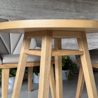 Ensemble de meubles de restaurant moderne, table ronde en bois massif avec chaises rembourrées en cuir, pieds en bois massif pour café, hôtel