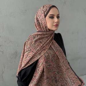 ผ้าคลุมศีรษะมุสลิมพิมพ์ลายสำหรับผู้หญิง รุ่นขายดีประจำปี 2026 พร้อมโลโก้สั่งทำได้ ขายส่ง ระบายอากาศได้ดี ใช้ได้ทุกฤดู สวยสง่า เรียบร้อย ผลิตจากผ้าโมดอล - Product Image 1