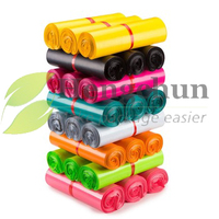 Kleurrijke zwart groene roze blauwe paarse vuilniszakken, op maat gemaakte afmeting, wegwerpbaar plastic materiaal, rolvoeding, meel.