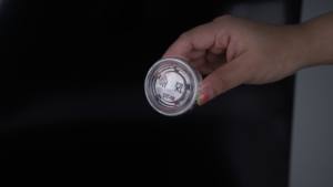 Vaso de Salsa de Plástico Transparente de Alta Calidad de 98 mm con Fondo Redondo y Logotipo Personalizado para Envasado de Alimentos para Llevar - Product Image 6