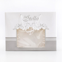 Deux boîtes à serviettes en carton blanc avec fenêtre en PVC utilisées pour les boîtes-cadeaux de banquet de mariage et les boîtes d'emballage textiles pour la maison