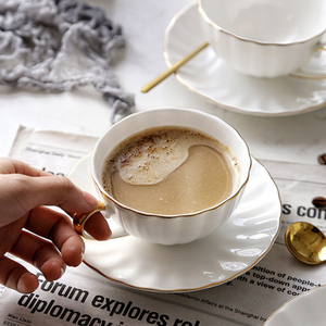 Juego de Taza y Platillo de Cerámica de Lujo Estilo Europeo con Bordes Dorados, Tazas de Té Nórdicas de Alta Gama con Impresión de Logotipo Personalizado - Product Image 5