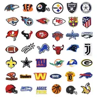 卸売NFLスポーツチームシューズチャームデザイナー付きクロッグシューズチャームバスケットボールチームクロッグクロックチャーム