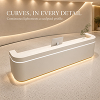 Comptoir de réception incurvé en bois avec bande lumineuse LED, logo personnalisé, comptoir moderne pour spa, salon, hôtel, zone de réception commerciale