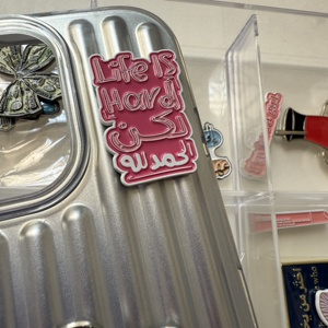 Op maat gemaakte telefoon stickers metalen badges nieuwe mode metalen revers speld voor mobiele telefoon ontwerp logo klevende badge speld 3M - Product Image 4