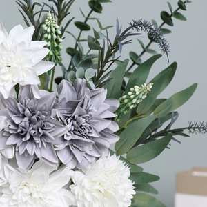 Bouquet de dahlias artificiels Ruilisi blancs, gris et violets en soie pour la décoration intérieure et les accessoires de mariage - Product Image 4