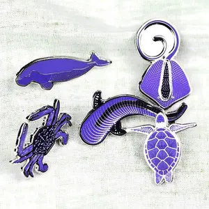 Broche en forme de crabe pour femmes, Badge personnalisé en vrac, épingles de tortue baleine, animaux de mer, océan violet, cadeau de promotion