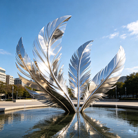 Sculpture de plume en acier inoxydable poli miroir sur mesure, statue de plume en métal pour la décoration paysagère extérieure de jardin