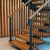 Eichenholz-Treppe mit Einholm-Treppenhaus Schwarze Beschläge 12mm Glasgeländer