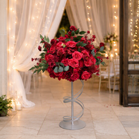 Arrangement floral artificiel de roses rouges bordeaux avec feuillage d'eucalyptus pour centre de table de mariage et décoration d'allée d'événements