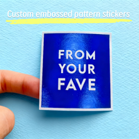 Vente en gros de papier texturé avec logo personnalisé Papier d'emballage bleu de luxe texturé en relief 3D Adhésif pour étiquettes de différentes formes
