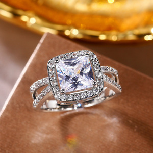 Anello da donna con taglio quadrato e accenti scintillanti, elegante gioiello di moda - Product Image 1