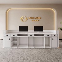 Comptoir de réception élégant en or blanc avec accents en bois pour salon de coiffure, hôtel, bureau professionnel