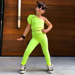 Nouvel ensemble de vêtements pour fillettes tendance : haut à épaules tombantes et manches bouffantes, et pantalon – Ensemble 2 pièces pour filles - Product Image 2