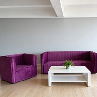 Ensemble de canapés trois places en bois massif, design moderne européen, écologique et durable, pour chambre d'hôtel, salon et bar.
