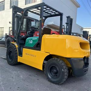 Chariot élévateur diesel Komatsu FD50 d'occasion de haute qualité, 5 tonnes, avec déplaceur latéral hydraulique, mât à deux étages, traction avant, pneus pleins, à vendre - Product Image 2