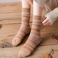 Vente en gros de chaussettes à poils personnalisées Chaussettes mi-tube pour femmes automne et hiver Bas en coton rétro Chaussettes à fleurs pour femmes