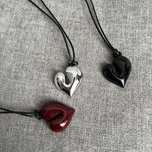 Ciondolo a cuore in acciaio inossidabile a tre colori | Oro, argento, bordeaux | Nuovo arrivo, non sbiadito, ipoallergenico, minimalista INS Desi - Product Image 6