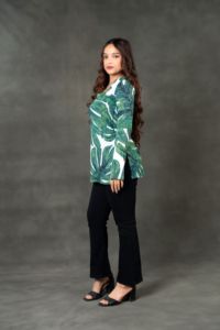 Kurti sin mangas Aanya Palmscape con cuello cuadrado en V, estampado de palmeras tropicales, ropa étnica de verano, de secado rápido, sin arrugas, corte fluido, para fiesta. - Product Image 3