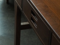 Bureau de direction moderne de luxe avec tiroirs, table d'écriture contemporaine, mobilier de poste de travail en bois