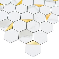 Mosaïque hexagonale en aluminium blanc marbré et mosaïque triangulaire dorée autocollante en aluminium