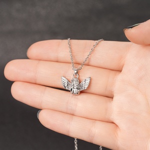 Collana in Stile Lusso Leggero Europeo e Americano, Nuovo Ciondolo Angelo Tridimensionale Carino, Collana Retrò Metallica da Donna - Product Image 2