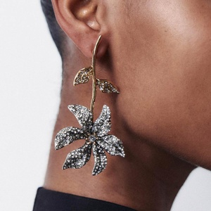 ต่างหูห้อยประดับเพชรเต็มวง ดีไซน์ดอกไม้เรียบง่าย สไตล์วินเทจสุดหรู ระดับไฮเอนด์ สำหรับชาวอเมริกันและชาวยุโรป - Product Image 2