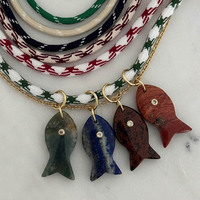 Nouveauté Collier en chaîne de corde avec pendentif poisson mignon en pierre naturelle plaqué or pour femmes