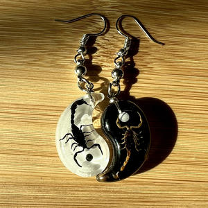 Pendientes de Resina Epoxi Acrílica para Regalo de San Valentín, un Par de Colgantes de Yin Yang Chinos Multicolores, Pendientes de Escorpión al por Mayor - Product Image 4