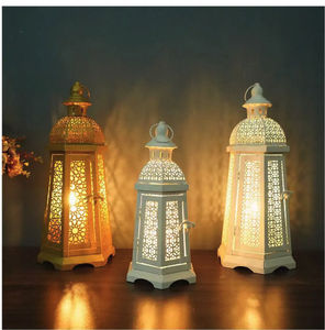 Lanterne marocaine suspendue pour la maison et les espaces extérieurs, éclairage décoratif magnifiquement conçu créant une lumière chaleureuse et accueillante - Product Image 1