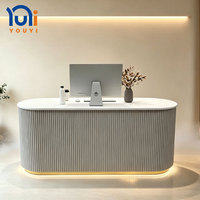 Comptoir de réception moderne en bois pour salon de beauté avec design cannelé pour institut de manucure, clinique et magasin de détail