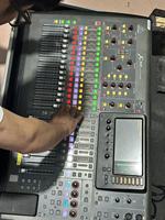 Console de mixage numérique Behringer X32 d'occasion avec 32 entrées et préamplis micro Midas pour spectacles en direct