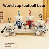 Porte-clés en peluche ours tendance en gros, breloque souple pour sac de football, idéal pour les souvenirs de football et les cadeaux pour les fans, accessoires de collection