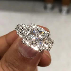 Anello di Fidanzamento F895 con Diamante Taglio Principessa in Oro Bianco, Pietre Laterali Naturali Colore D Taglio Baguette per Donna - Product Image 3