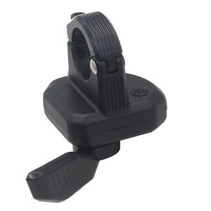 El <span class=keywords><strong>Kit</strong></span> de sistema de bicicleta eléctrica Wuxing 108X/2 Universal All-Black señala un acelerador de pulgar después de montar la mano - Product Image 3