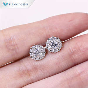 Pendientes de Botón Redondos de Moissanita con Engaste de Cuatro Puntas, Clásicos, Elegantes y de Lujo Ligero, Chapados en Plata y Oro de Tianyu Gems. - Product Image 6