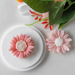 เทียนหอมรูปดอกเดซี่และดอกทานตะวัน ทำด้วยมือ ดีไซน์ไม่ซ้ำใคร - Product Image 4