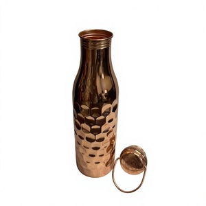 Botella de agua de cobre con textura martillada y tapa, recipiente para bebidas deportivas, portátil para viajes, diseño tradicional. - Product Image 1