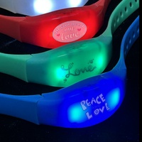 Bracelets en silicone écologique avec lumière LED personnalisée Impression numérique pour fêtes concerts Cadeaux promotionnels de sécurité Logo personnalisé