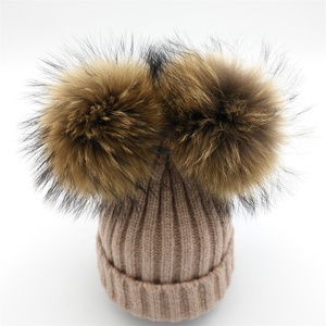 <span class=keywords><strong>Bonnet</strong></span> en laine torsadée avec oreilles en fourrure de raton laveur et double <span class=keywords><strong>pompon</strong></span> pour adultes et enfants - Product Image 4