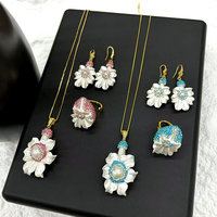 Collier de perles CH-LHN2101 avec pendentif fleur en coquillage incrusté de cristaux, breloque fleur, collier de perles incrustées de cristaux, vente en gros