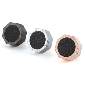 เครื่องกระจายกลิ่นหอมในรถยนต์รูปทรงหกเหลี่ยมสุดหรู โครงอะลูมิเนียมทนทาน ผิวสัมผัสหนังนุ่ม กลิ่นหอมอโรมาสำหรับตกแต่งรถยนต์ - Product Image 2