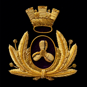 Écusson à coudre en tissu brodé à la main ROYAL BADGE - Product Image 1