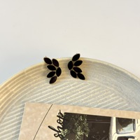 Boucles d'oreilles clous tendance pour femmes, forme feuille géométrique, en alliage doré avec pierre de coquillage, idéales pour fêtes et mariages - Meilleures ventes