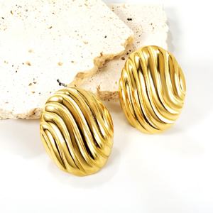 Boucles d'oreilles clous géométriques triangulaires texturées ovales en acier inoxydable plaqué or 18 carats pour femmes, vente en gros - Product Image 6